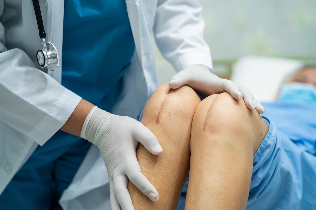 Staying lighter longer can save knees in later life 
