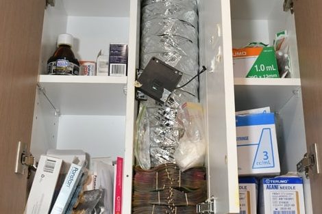 Police swoop on drugs and money in Amaroo