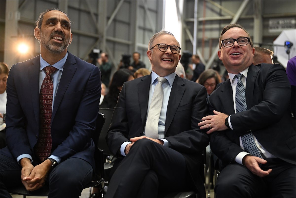 Qantas risks backlash with Voice support