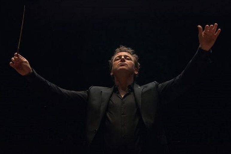 Orchestra on fire in program of ice and snow