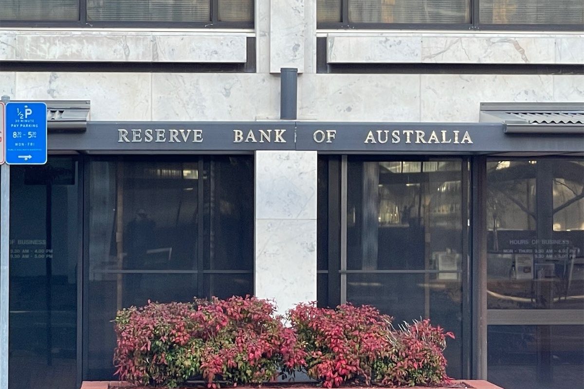 RBA softens rhetoric, undeterred by rate cuts elsewhere