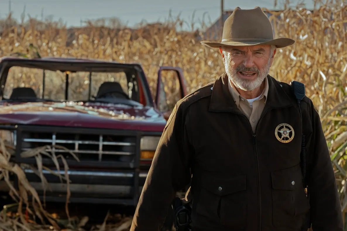 Small-town sheriff Sam takes on the aliens