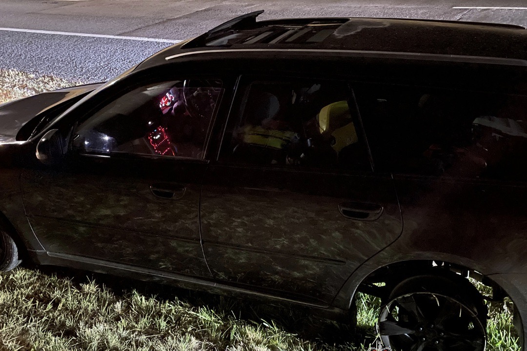 Police chase car with missing tyre