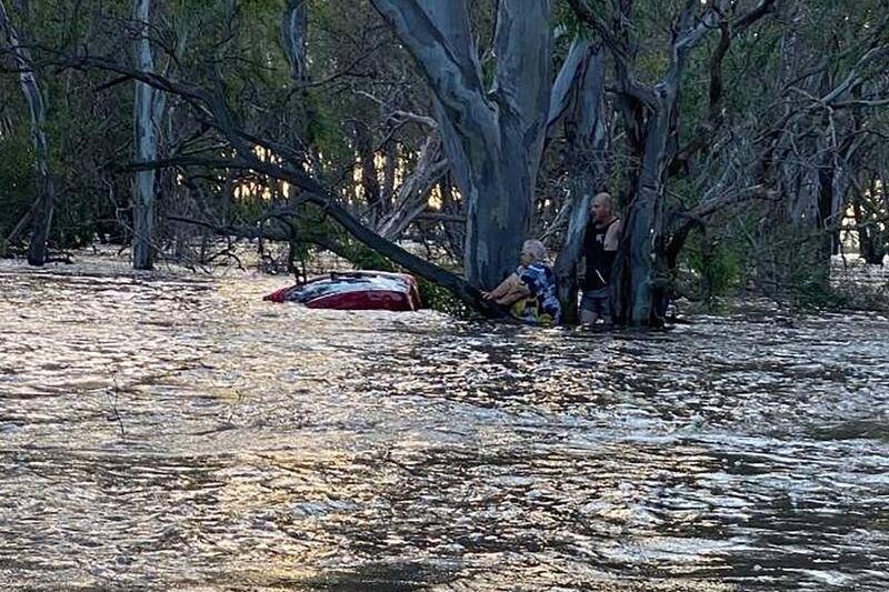 Rescuer risks own life as flooding swamps towns