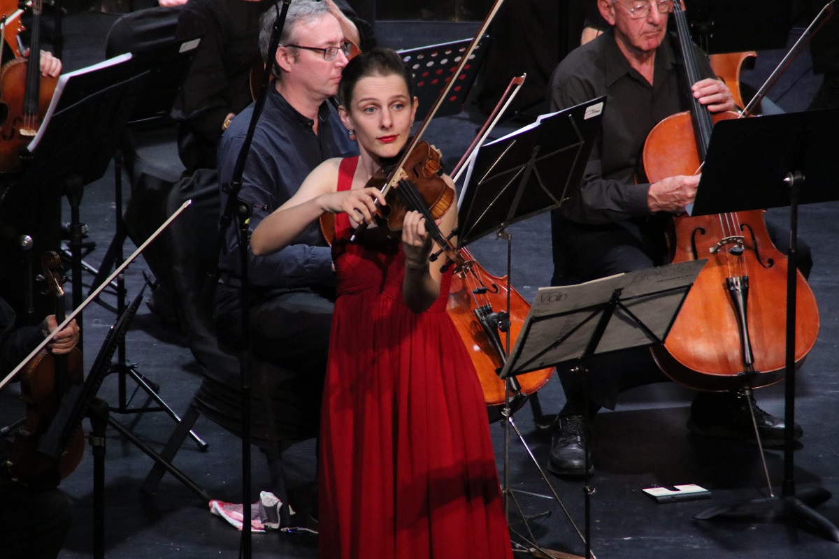 Battling the acoustics, the orchestra shines through