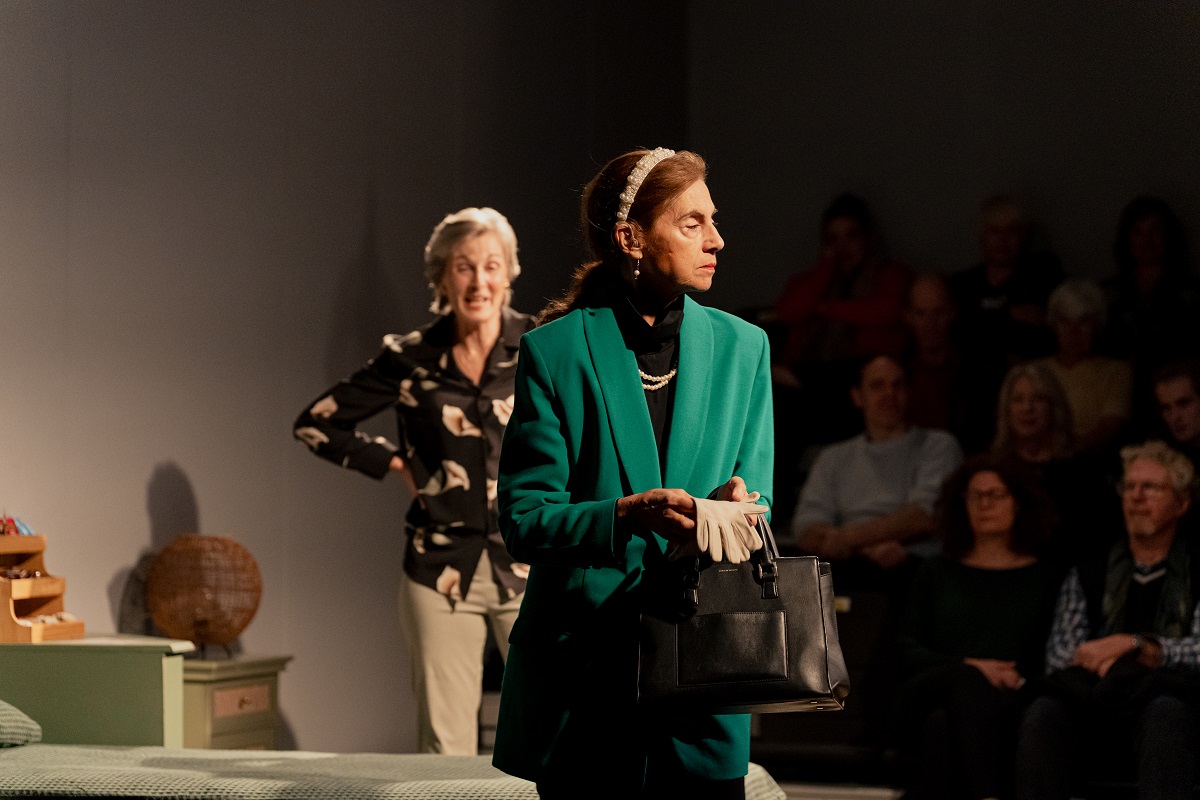 A play of difficult secrets and truths 