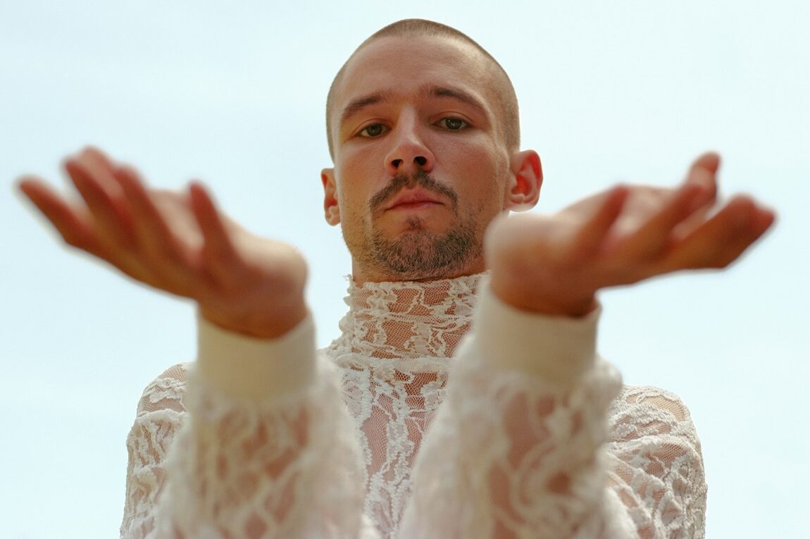 12 artists benefit from government grants  