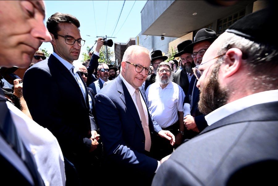 ‘Cheap and late’: PM heckled at synagogue