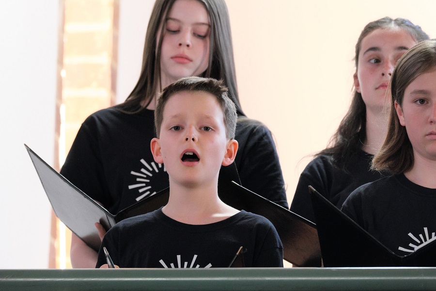 Beautiful and sensitive Christmas singing