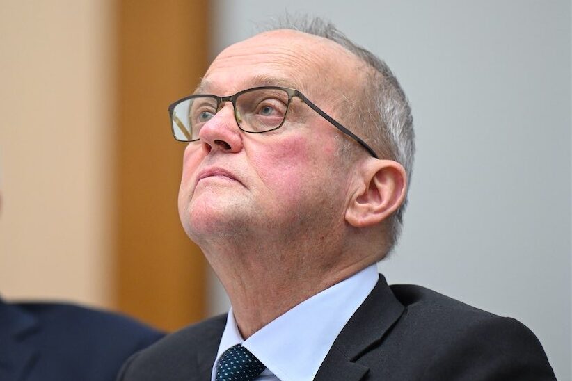 Call for resignation of arts chief after fiery hearing