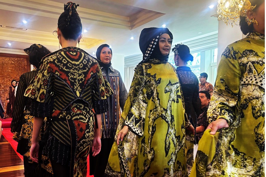 Indonesian fashion designers shine on Batik Day