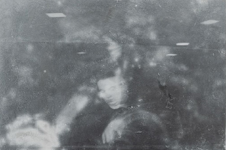 A body’s performative role in the darkroom