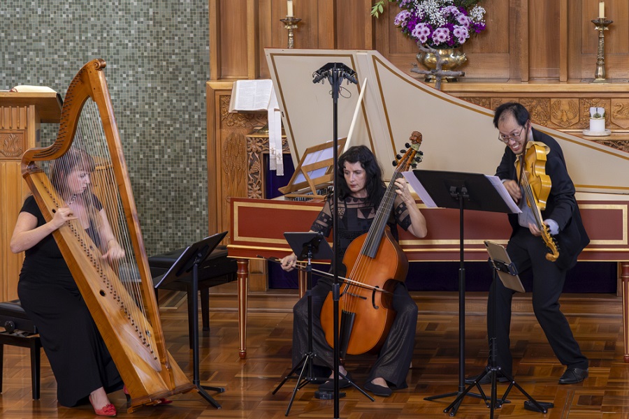 Delightful plucking and scratching from Apeiron Baroque