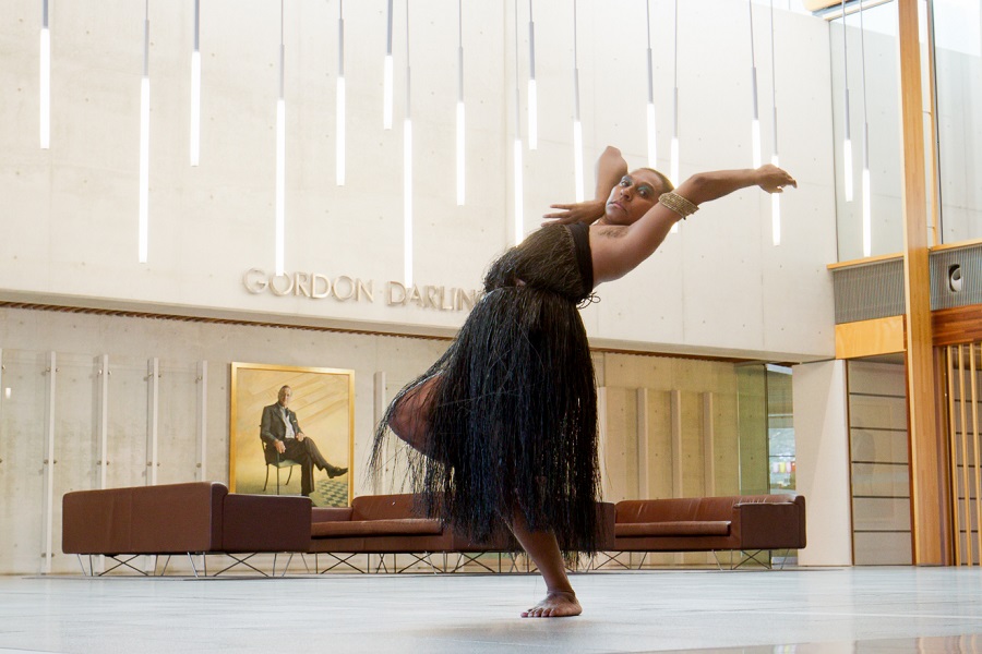 Fluidity in dance with many moments of detail