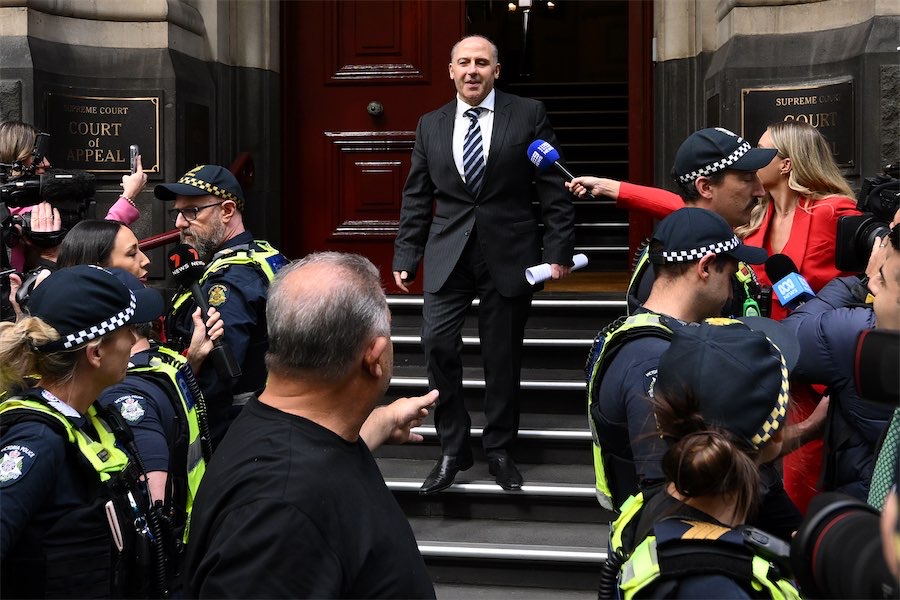Kingpin Tony Mokbel walks out on bail to applause