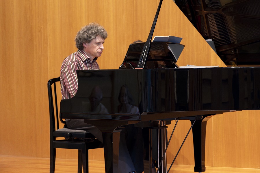 Pianist brings drama to contrasting monumental works