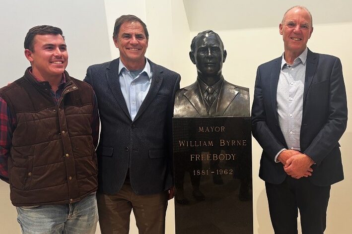 Sculpture in memory of multi-mayor Freebody