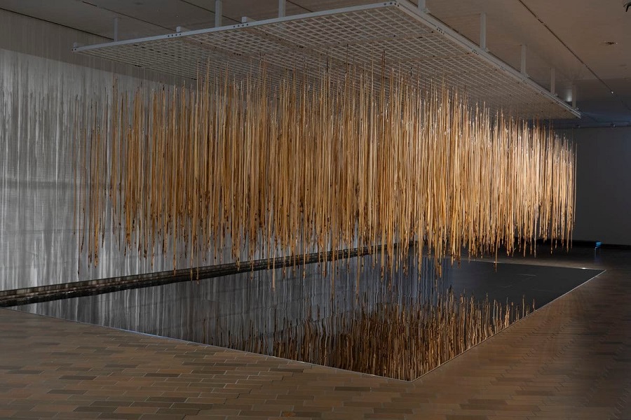 The moving art of a cloud of hovering spears