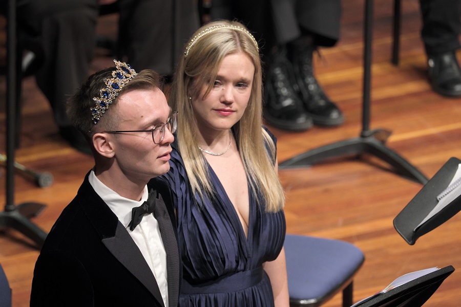 Clear and warm: Qwire pulls off a big opera sing