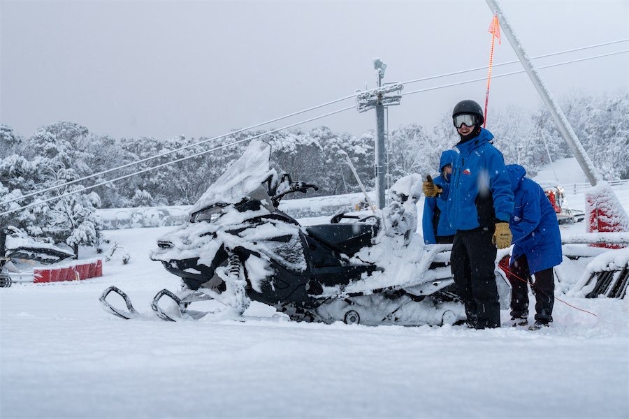 Heavy snow strands drivers and hikers as chill sets in