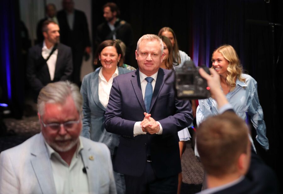 Post-poll kingmakers offer two leaders a path to power