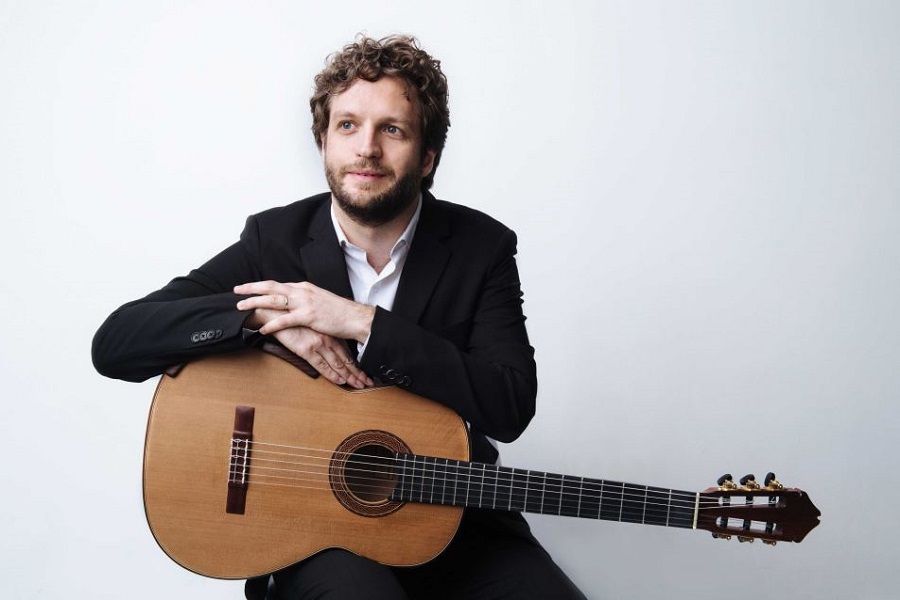Star guitarist entertains and charms his audience