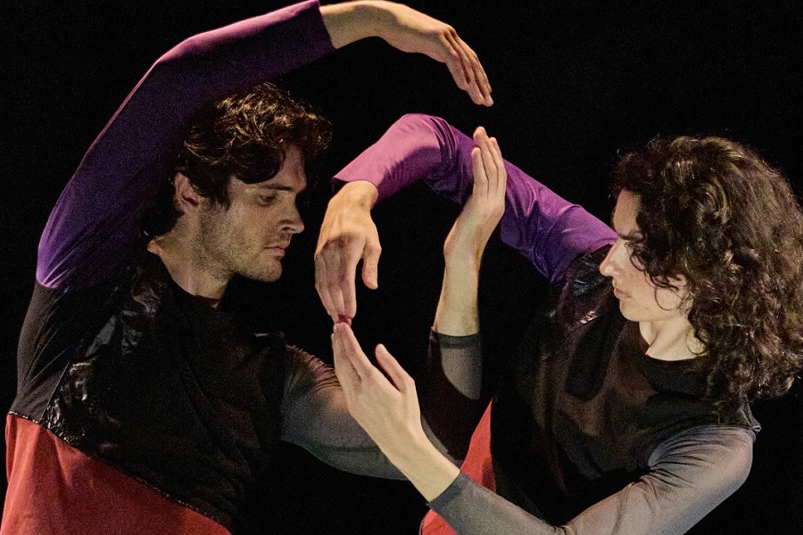 Untouching dancers bring ‘superposition’ to life