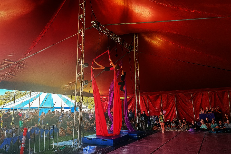 ‘Dazzling’ balancing acts, rope work and hoop displays