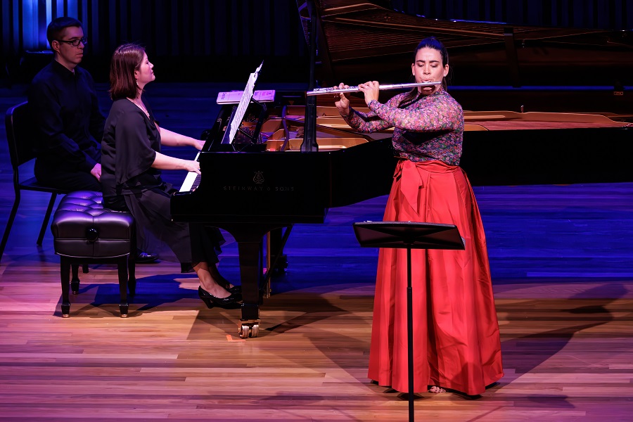 De la Vega puts the flute in focus with a winning performance