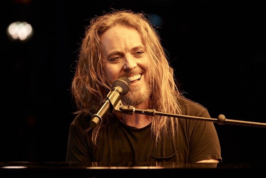 ‘Unmissable’ Minchin’s humanity shines through