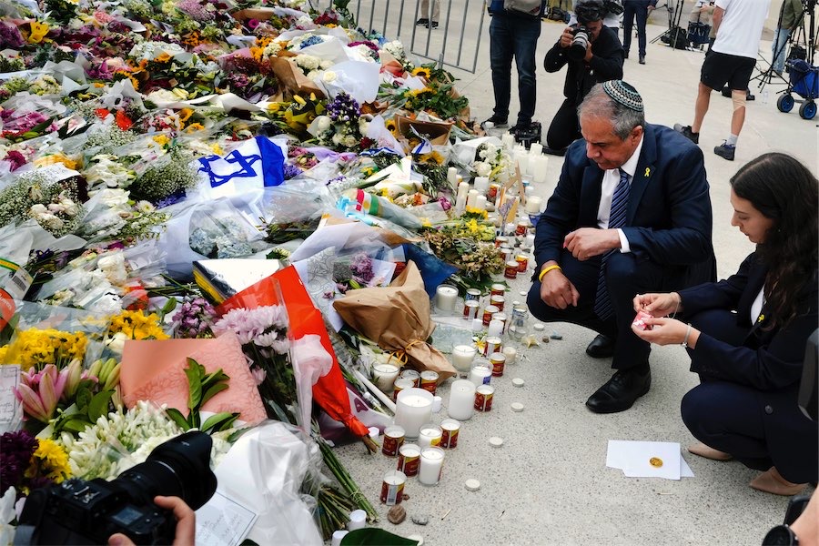 Australia mourns as Israeli ambassador visits Bondi
