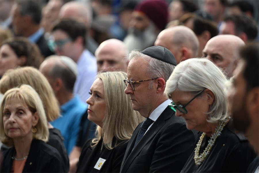 Jewish MP excoriates PM for anti-Semitism response