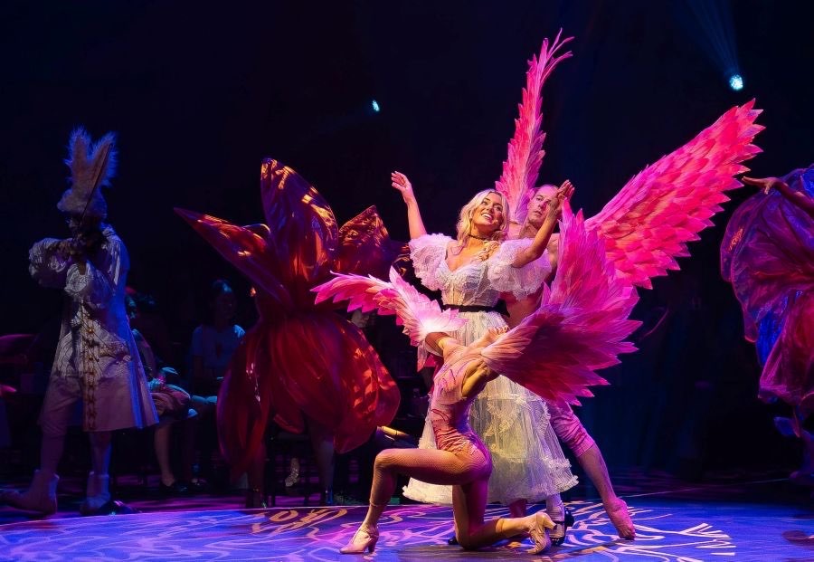 Sensational acrobatic acts share Alice’s adventures