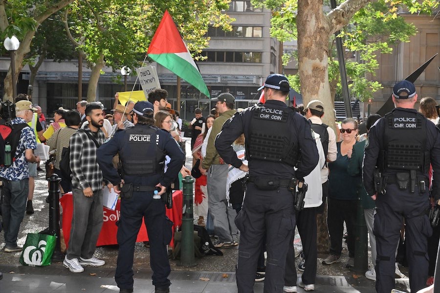 Activists face arrest in rally against Israeli leader