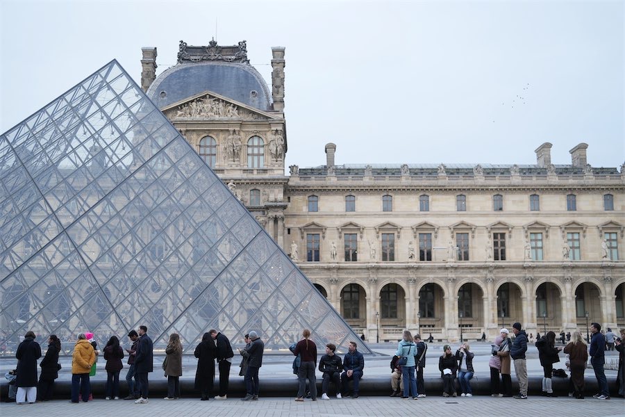 Fresh flooding at Louvre in wake of ticket scam arrests