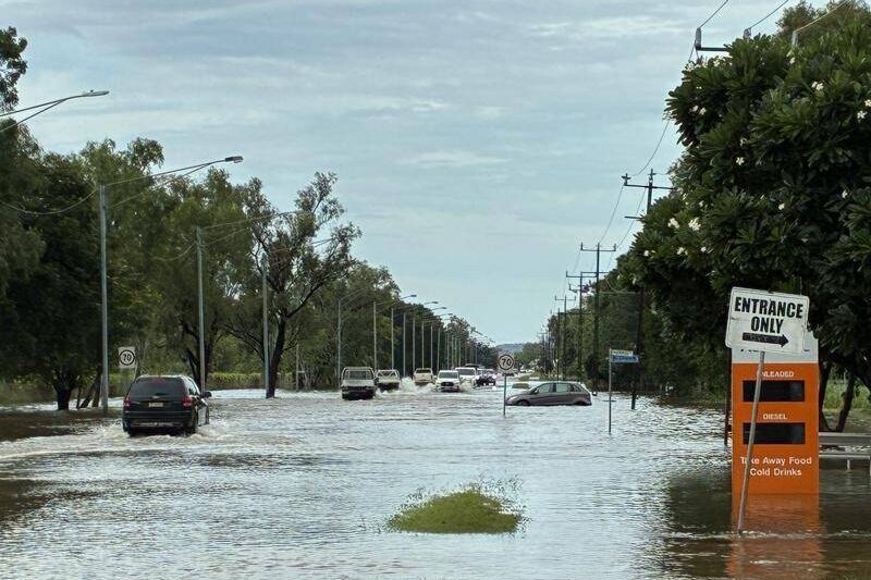 Cyclone brings fresh flood threat to sodden towns
