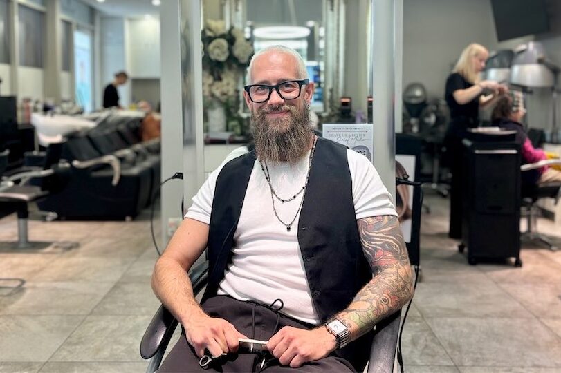 Roberto cuts with discipline and a swirl of showbiz