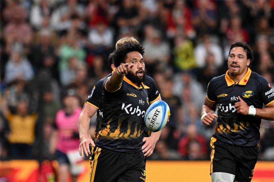 Bumbling Brumbies blown away by Hurricanes