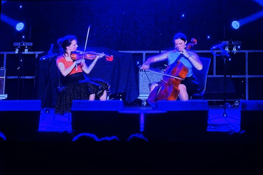 Crowds pack the folk festival opening concert