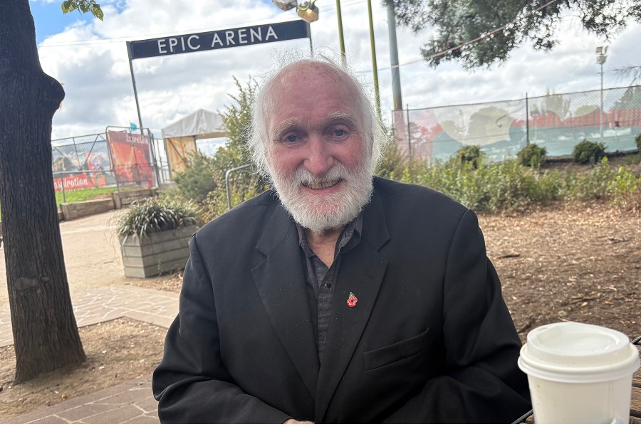 British singer saluted for long service to the folk festival