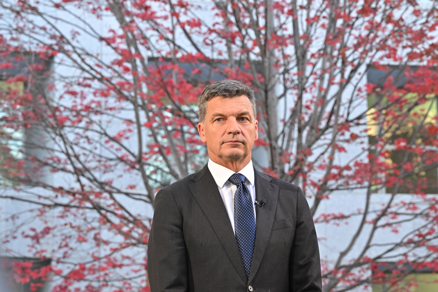 Opposition pledges to restrict welfare for foreigners