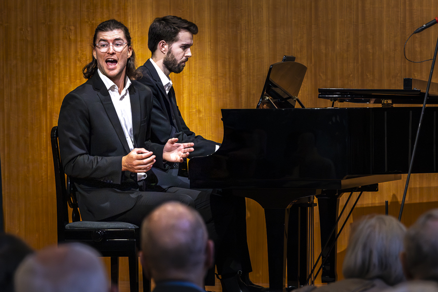 Alasdair Stretch blends art song with sharp humour