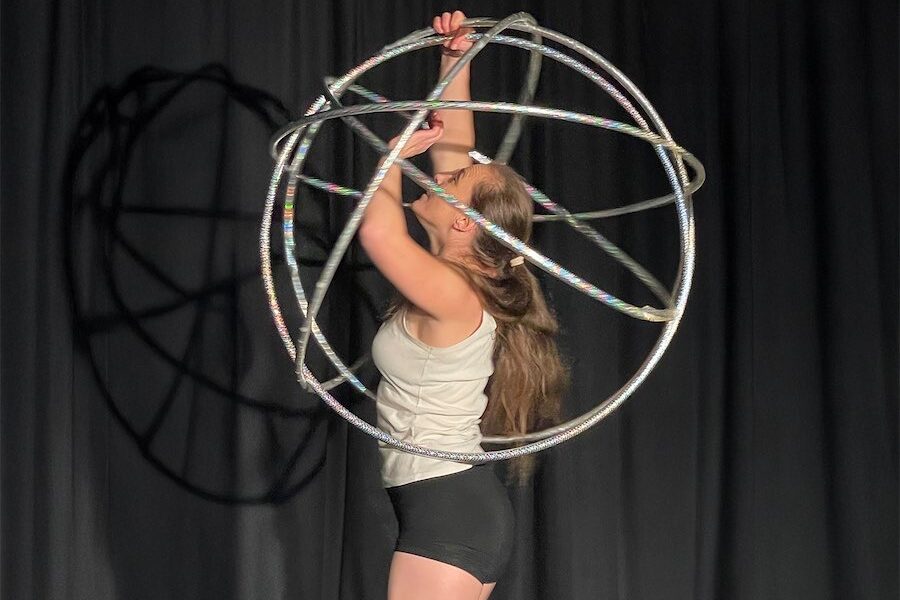 A helping Hand to performance art
