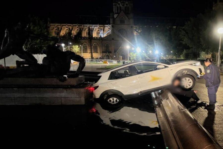 Delivery driver’s odd act after crashing into fountain