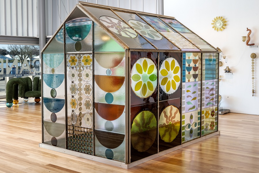 When recycling meets imagination in glass