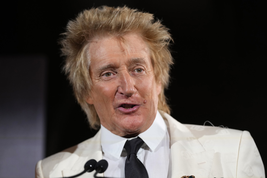 Rod Stewart announces his retirement