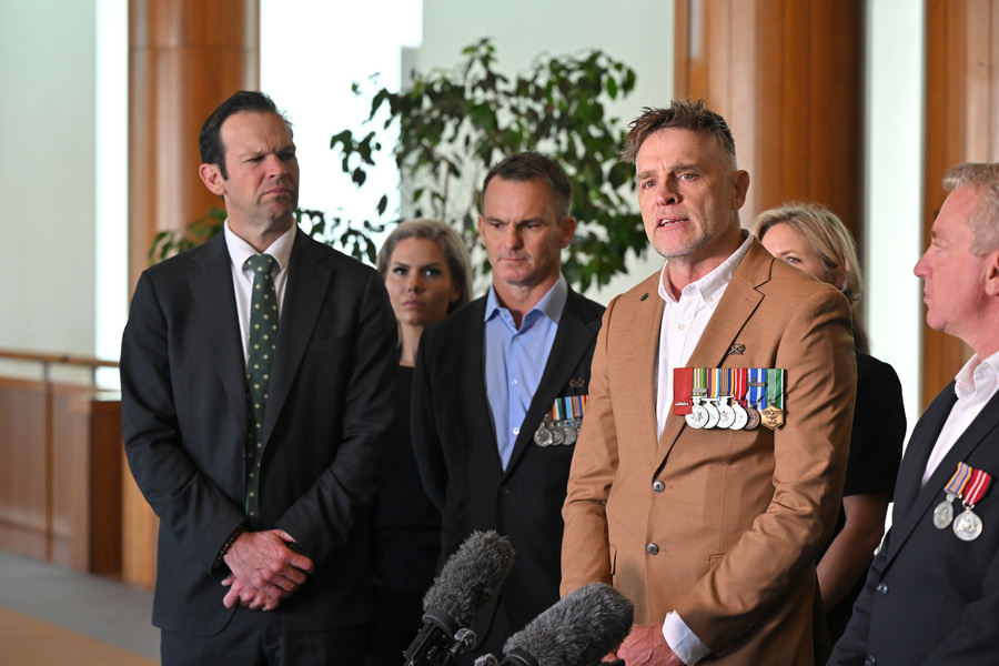 Veterans lay down medals in Canberra, demand better care