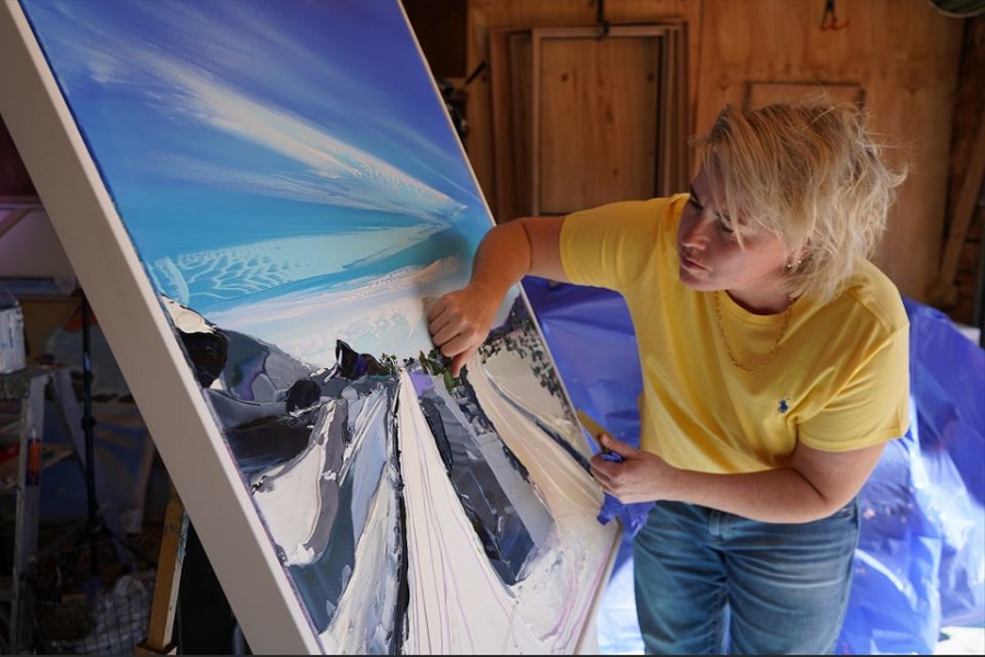 Canberra painter becomes face of Sydney art fair