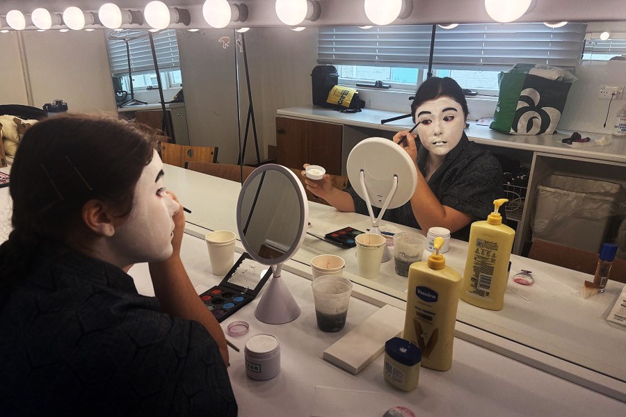 Za Kabuki goes fishing for laughs and love